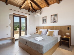 4 bedrooms, iron/ironing board, travel cot, free WiFi - Elegant Countryside Retreat with Private Pool Near Chania (Kirtomados)
