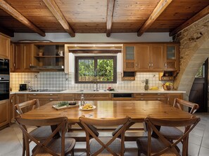 Fridge, microwave, oven, stovetop - Elegant Countryside Retreat with Private Pool Near Chania (Kirtomados)