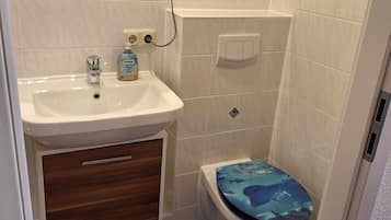 Dusche, Haartrockner, Handtücher, Toilettenpapier