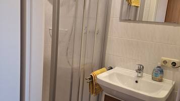 Dusche, Haartrockner, Handtücher, Toilettenpapier