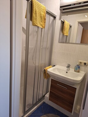 Unclassified image, 2 of 6, button - Single room with private bathroom and kitchenette.  (Diedorf)