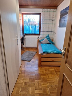 Unclassified image, 3 of 6, button - Single room with private bathroom and kitchenette.  (Diedorf)