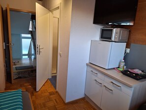 Unclassified image, 4 of 6, button - Single room with private bathroom and kitchenette.  (Diedorf)
