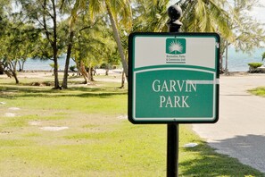 Een bord voor Garvin Park, met een logo van de afdeling Recreatie, Parken & Begraafplaatsen.