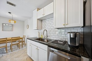 Fridge, microwave, oven, stovetop - 2696 Forest Ridge A6~ 3BR 2BA Condo~ Walk to Beach (Fernandina Beach)