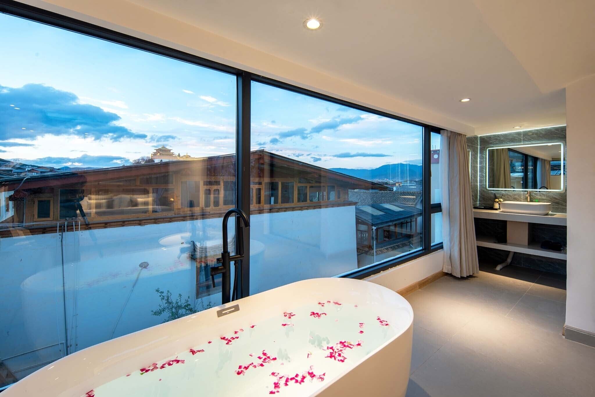 Kelengkapan dandanan diri percuma, pengering rambut, selipar 