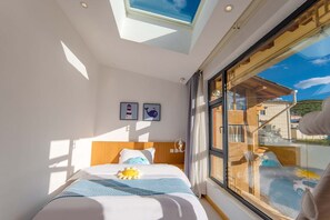 Meja, ruang kerja komputer riba, langsir/tirai gelap terus 