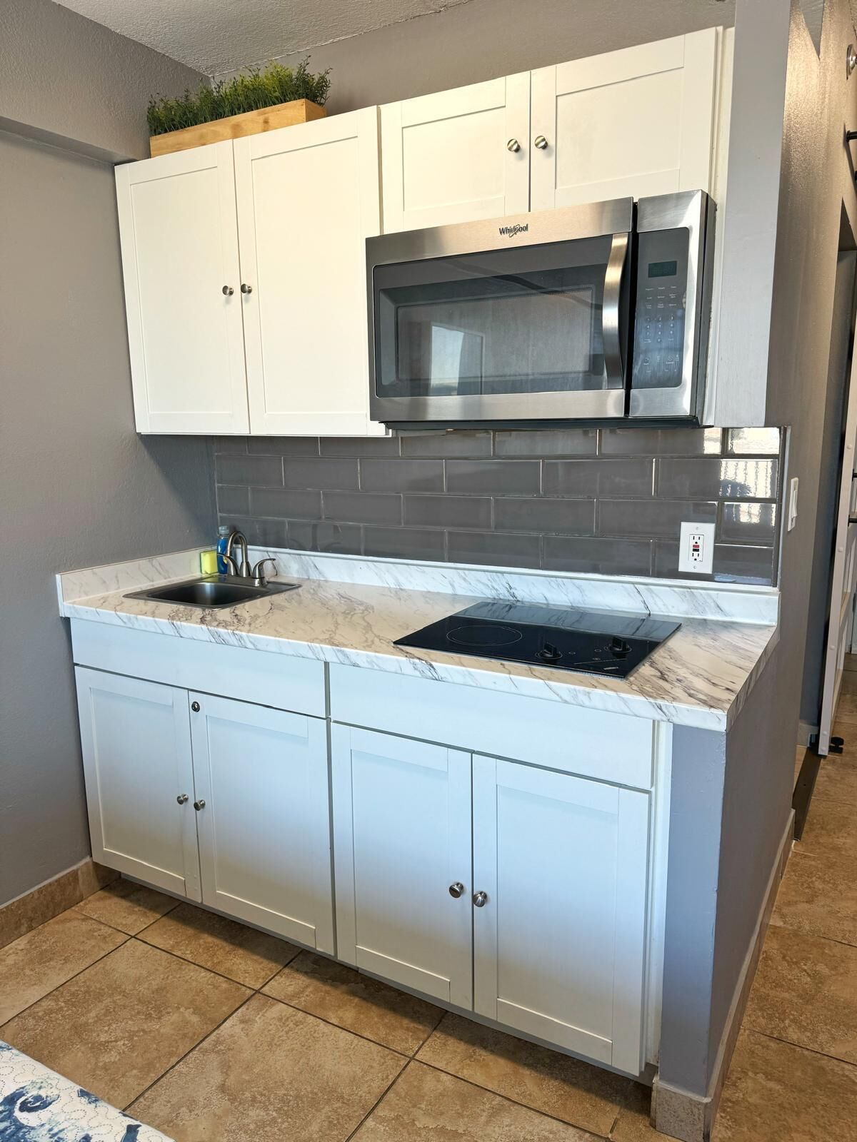 Réfrigérateur, micro-ondes, plaque de cuisson, cafetière/bouilloire