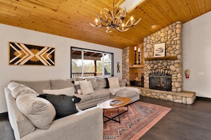 TV, fireplace - Cielos Nest Cabin | Close to Village and Lake with Hot Tub (Big Bear Lake)