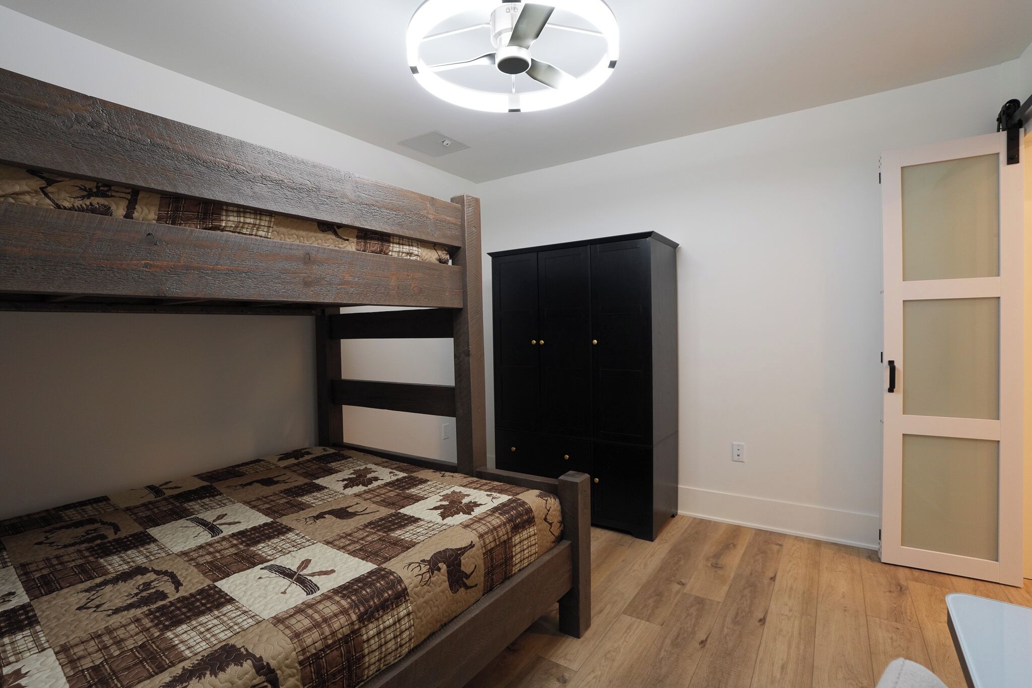 1 habitación, escritorio, tabla de planchar con plancha y wifi 