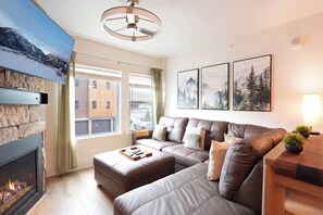 Smart TV, fireplace, computer monitors - Blue River Flats Basecamp Condo: Walk to Blue Bird Market & Shops (Silverthorne)