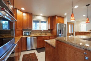 Fridge, microwave, oven, stovetop - Windflower Alpine Home: Private, Close to Downtown, Quick Lake Access (Frisco)