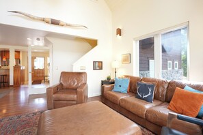 Smart TV, fireplace - Windflower Alpine Home: Private, Close to Downtown, Quick Lake Access (Frisco)