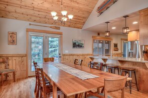 Dining - Sunriver Vacation Home, Hot Tub, Bikes, SHARC, Dog Friendly (Sunriver)