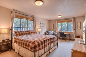 4 bedrooms, desk, travel crib, free WiFi - Sunriver Vacation Home, Hot Tub, Bikes, SHARC, Dog Friendly (Sunriver)
