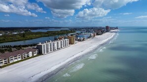 Een kusthotel met meerdere gebouwen aan het strand, een zandstrand en uitzicht op de oceaan.