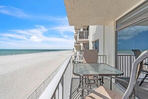 Outdoor dining - 🌞Beachfront Condo🌴Direct Beach Access🐬Gulf Shores 205🐠Community Pool (Indian Shores)