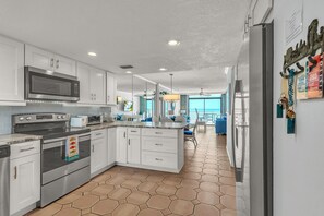 Fridge, microwave, oven, stovetop - 🌞Beachfront Condo🌴Direct Beach Access🐬Gulf Shores 205🐠Community Pool (Indian Shores)