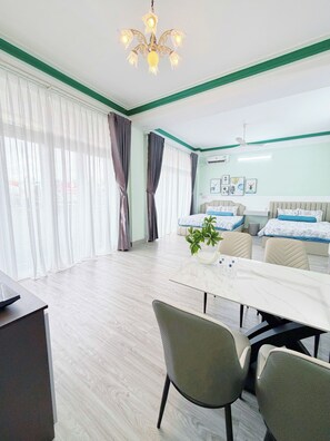 Familie slaapzaal, balkon | Individueel gemeubileerd, gratis wifi, beddengoed