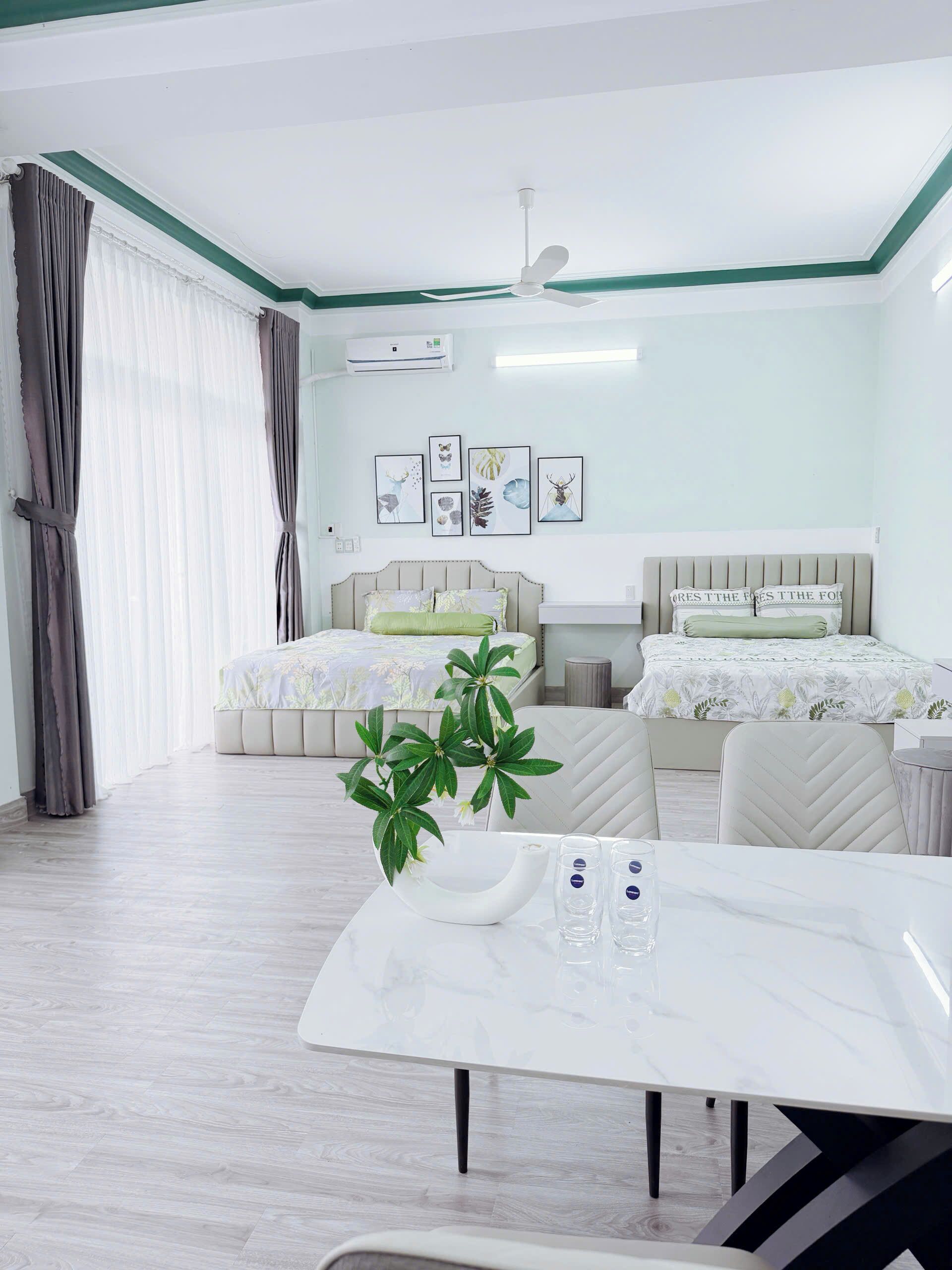 Dormitorio compartido familiar, balcón | Mobiliario individual, wifi gratis, ropa de cama