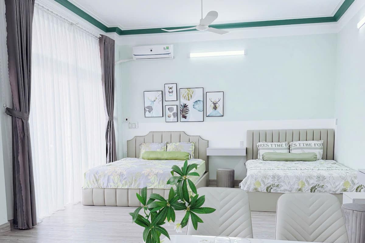 Dormitorio compartido familiar, balcón | Mobiliario individual, wifi gratis, ropa de cama