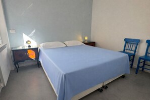 1 slaapkamer, een strijkplank/strijkijzer, gratis wifi, beddengoed