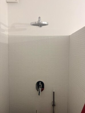 Douche, sèche-cheveux, bidet, serviettes fournies