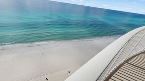 Una playa con aguas turquesas cristalinas y una orilla arenosa.
