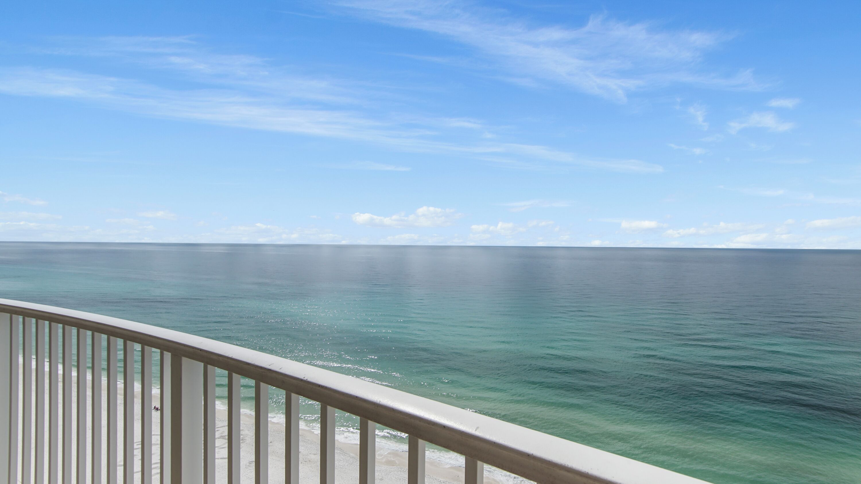 Ein freier Blick auf den Ozean vom Balkon mit Geländer.