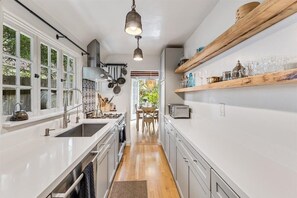 Wasserkocher mit Kaffee-/Teezubehör, Kühlschrank, Mikrowelle, Ofen