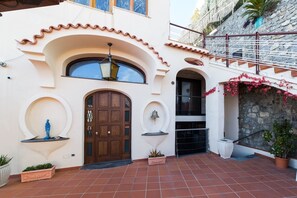 Exterior detail - The Shipowner's Villa - your retreat with a view and patio (Campania)