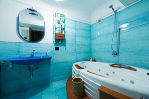 Asciugacapelli, bidet, asciugamani, sapone