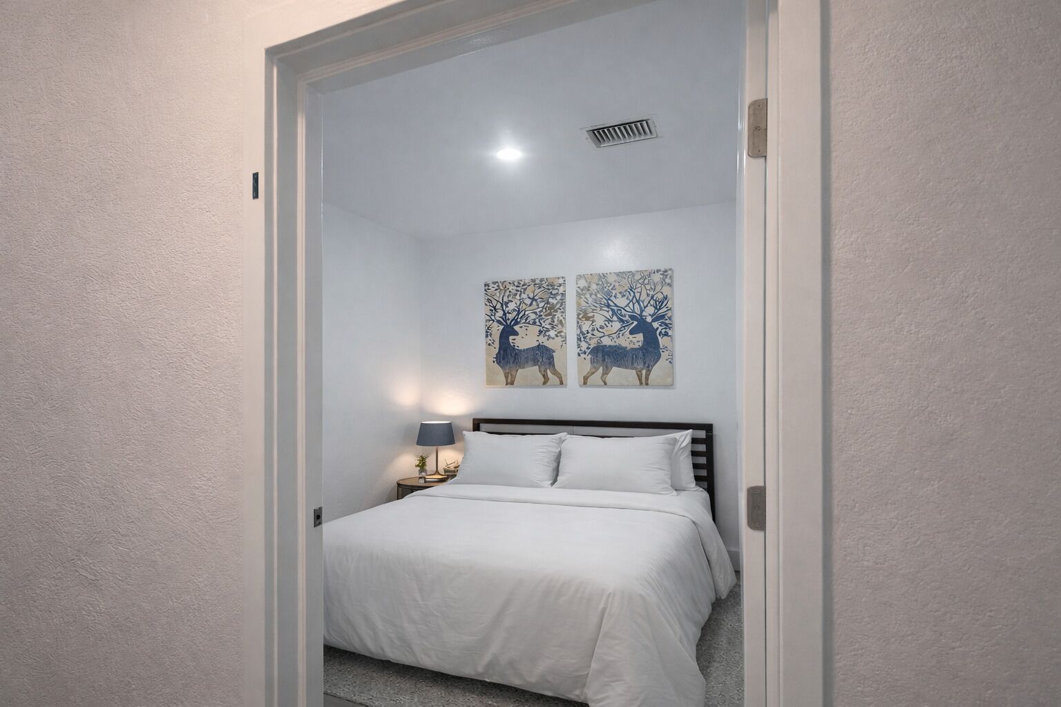 Escritorio, espacio para trabajar con laptop y wifi gratis 