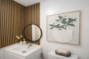 Shower, towels, soap, shampoo - Lagunna by the Airport  (Hollywood)