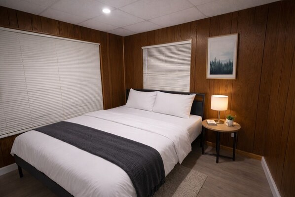 Työpöytä, kannettavalle tietokoneelle sopiva työtila, ilmainen Wi-Fi