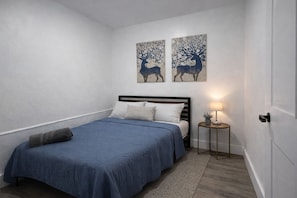 Työpöytä, kannettavalle tietokoneelle sopiva työtila, ilmainen Wi-Fi