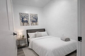 Desk, laptop workspace, free WiFi - Lagunna by the Airport  (Hollywood)