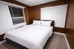 Desk, laptop workspace, free WiFi - Lagunna by the Airport  (Hollywood)