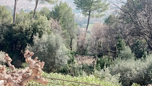 A landscape with trees, a distant city, and a mountain range. - Villa With Private Pool, Garden & Panoramic Views (Draguignan)