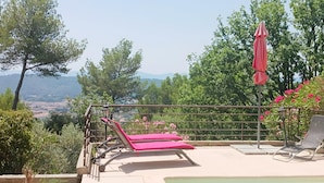 A pool area with lounge chairs and a view of the countryside. - Villa With Private Pool, Garden & Panoramic Views (Draguignan)