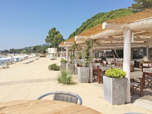 Outdoor dining - Villa With Private Pool, Garden & Panoramic Views (Draguignan)