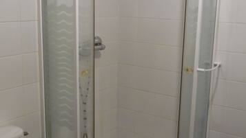 Een douche, een haardroger, handdoeken, toiletpapier