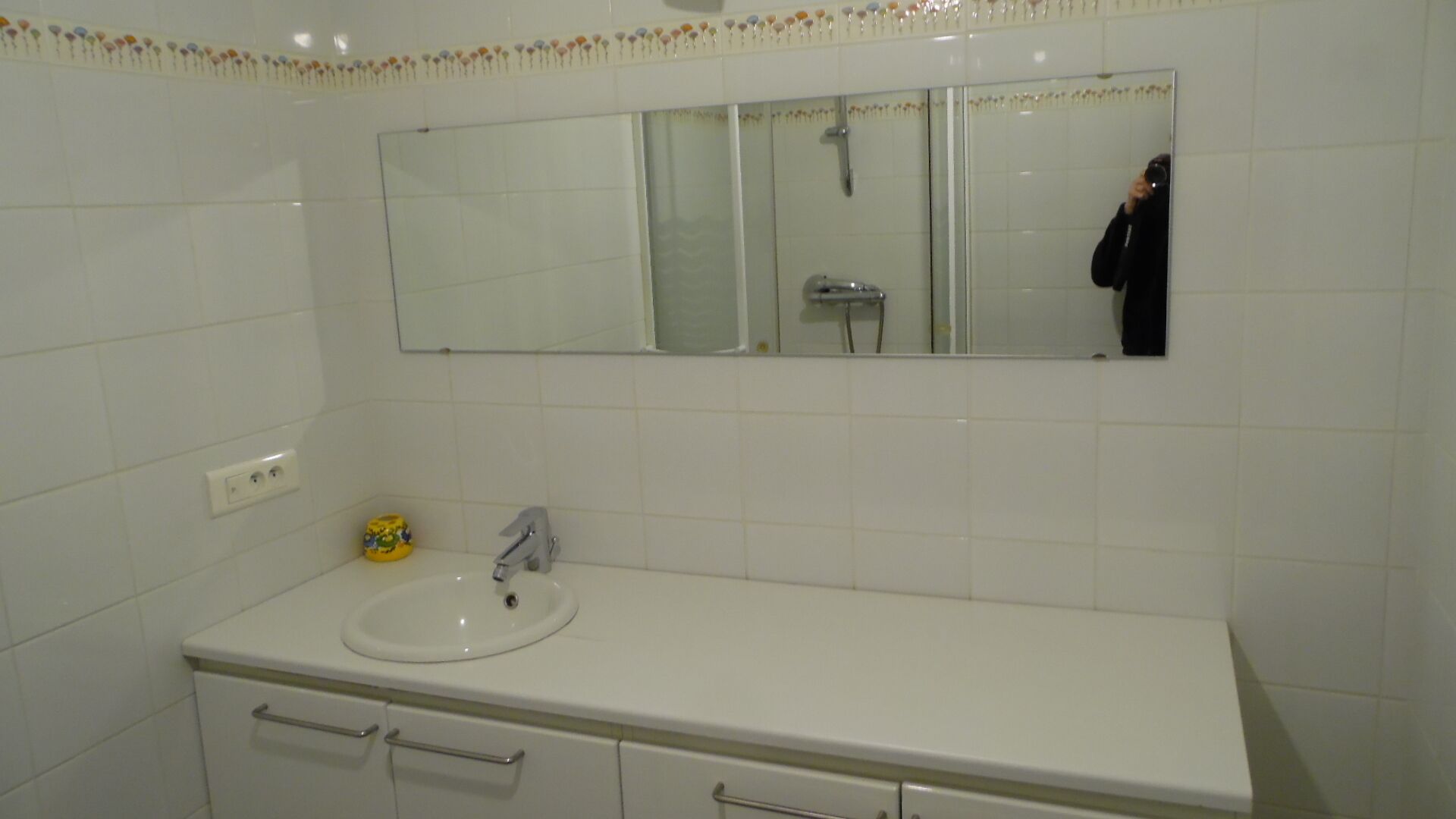 Douche, sèche-cheveux, serviettes fournies, papier toilette