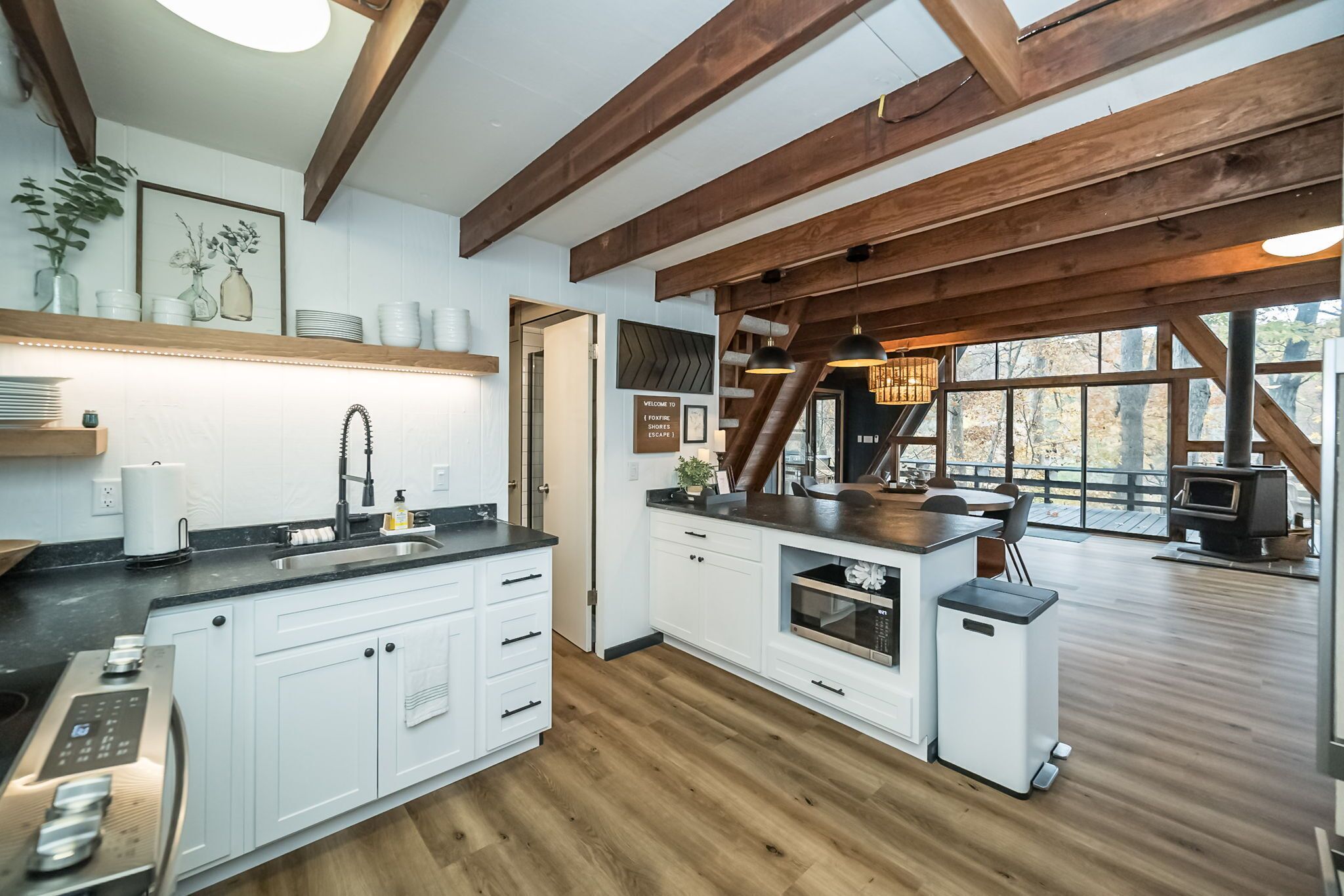 Jääkaappi, mikroaaltouuni, uuni, liesi