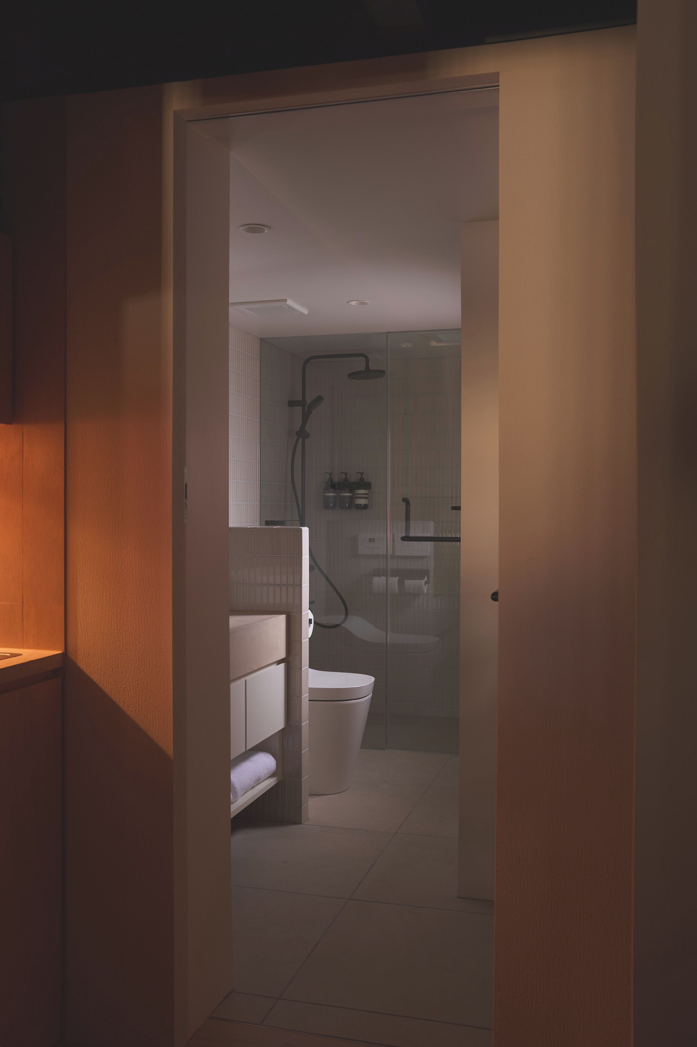 Douche, sèche-cheveux, bidet, serviettes fournies