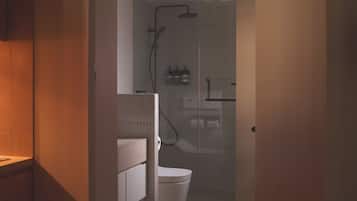 Douche, sĂšche-cheveux, bidet, serviettes fournies