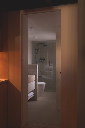 Douche, sèche-cheveux, bidet, serviettes fournies