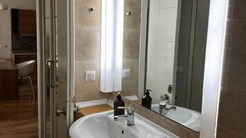 Shower, free toiletries, soap, shampoo