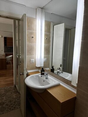 Shower, free toiletries, soap, shampoo - D&D PANSİYON (Istanbul)