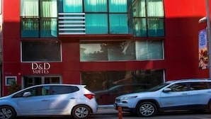 Un bâtiment moderne avec une façade rouge et de grandes fenêtres.